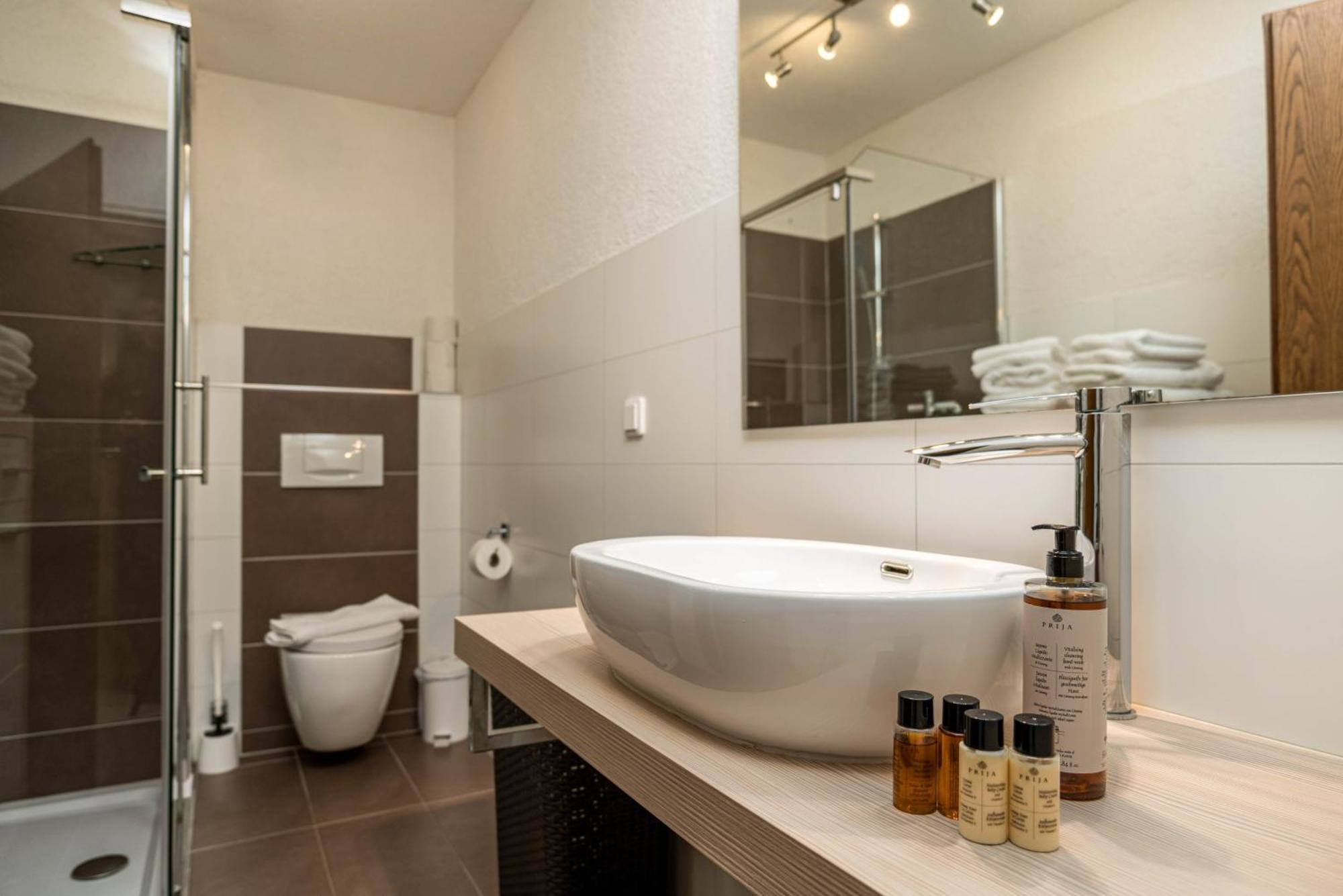 Riesling Appartement For 2 - 4 People - Billiards - Balcony With Mosel View - Parking - Wine Barrel Bar - Fully Equipped Kitchen - Netflix - Waiputv - 3 Km From Cochem Klotten Exterior photo